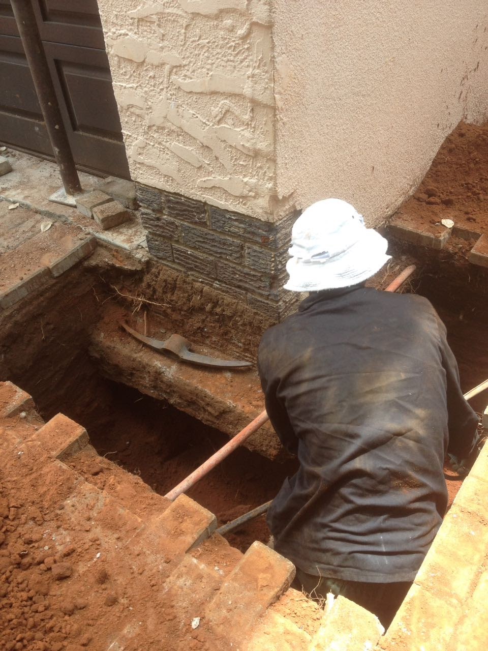 Underpinning support structure for building